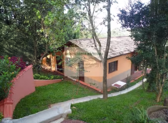 Casa à venda na Serra da Cantareira: 3 Quartos, 3 Suítes, 3 Salas, 5 Banheiros, 3 Vagas de Garagem - Mairiporã-SP