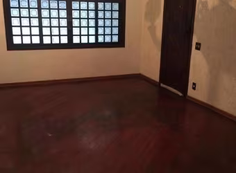 Lindo sobrado com 3 dormitórios, 2 vagas de garagem com excelente localização em bairro com fácil acesso a comércios e principais avenidas.