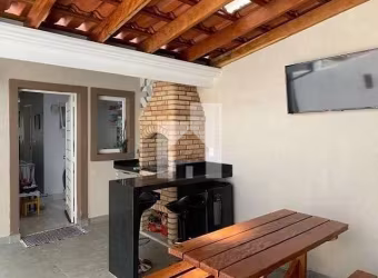 Lindo Sobrado Reformado Recentemente à venda com 2 Dormitórios e Área Gourmet com Churrasqueira, Co