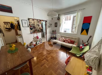 Apartamento 2 quartos com varandinha em charmosa rua da Lagoa