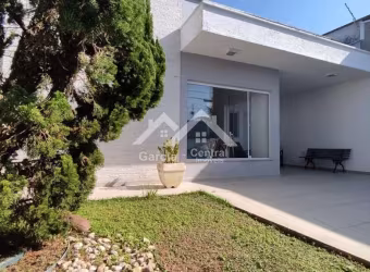 Casa com 3 dormitórios e piscina em Peruíbe