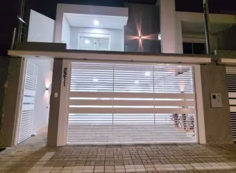Sobrado com 3 dormitorios e piscina- Bairro Fag