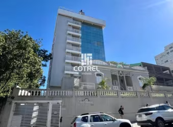 Apartamento central com 2 dormitórios, suíte, sacada e garagem