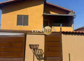 Casa dois pavimentos localizada no bairro Serra Azul/ Sarzedo