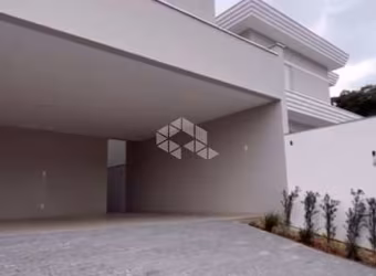 CASA A VENDA COM 4 QUARTOS SENDO 2 SUÍTES NO BAIRRO GLÓRIA
