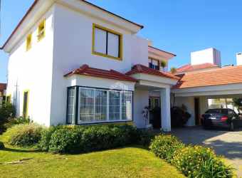 CONDOMÍNIO GREEN VILLAGE GOLF CLUB CASA COM 3 DORMITÓRIOS SENDO TODOS SUÍTES,MOBILIADA COM VAGAGM PARA 2 CARROS.