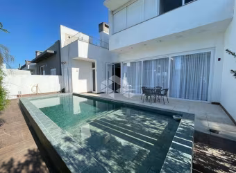 Sobrado composto de 4 suiítes com Jacuzzi e Piscina no Condomínio Blue em Xangri-la