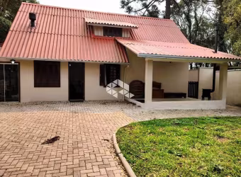 A venda casa de 2 dormitórios mais banheiro social, localizada em Gramado.