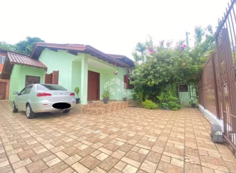 Casa Alvenaria com sobrado em construção nos fundos