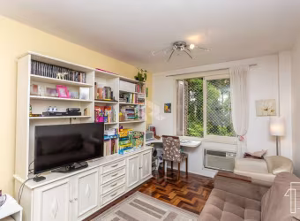 Apartamento no Centro de Canoas, 2 dormitórios, 1 banheiro social com banheira, cozinha e área de serviço.