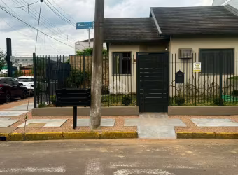 Casa térrea 50m² com 2 amplos dormitórios, sala de estar, cozinha modulada, banheiro social, 2 vagas de garagem. A venda no bairro Moinhos de Vento-