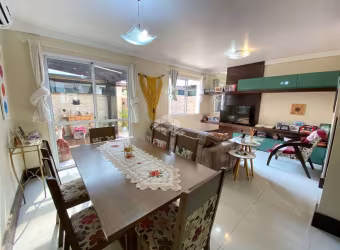 Casa em Condomínio fechado, com 3 dormitórios, living dois ambientes, sala de estar e jantar, 2 banheiros sendo uma suíte, churrasqueira, 2 garagens c