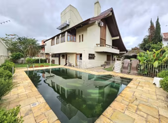 CASA ALTO PADRÃO, 4 DORMITÓRIOS, 4 SUÍTES, VAGA PARA 6 VEÍCULOS NO JARDIM DO LAGO/MARECHAL RONDON EM CANOAS.