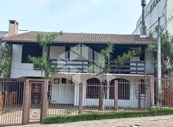 Casa estilo Retrô à venda na Mário totta com 5 quartos, suíte, pátio, lareira e churrasqueira.