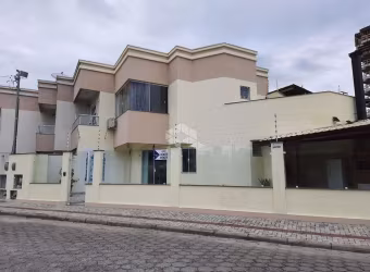 CASA NO BAIRRO PEREQUÊ, EM PORTO BELO, SC, TERRAÇO, CHURRASQUEIRA, 02 DORMITÓRIOS, 01 SUÍTE, 02 VAGAS DE GARAGEM.