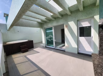 APARTAMENTO DUPLEX EM MARISCAL, BOMBINHAS, SC, COM CHURRASQUEIRA, 03 DORMITÓRIOS SENDO 01 SUÍTE, E 02 VAGAS DE GARAGEM.