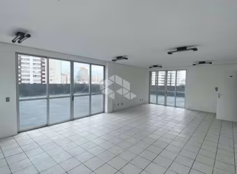 Sala comercial com terraço e vista privilegiada com área de 270,20 m² no bairro Estreito em Florianópolis/SC.