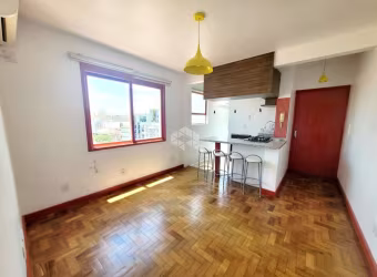 Baixou o preço! Apartamento reformado, semimobiliado e entre os bairros Cidade Baixa e Menino Deus.