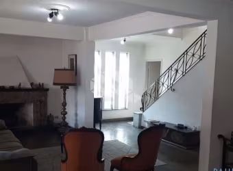 Aclimação,  sobrado para uso tanto comercial ou residencial, com cinco dormitórios e quatro vagas.