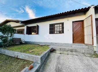 CASA GEMINADA NO CENTRO, 02 DORMITÓRIOS E PÁTIO