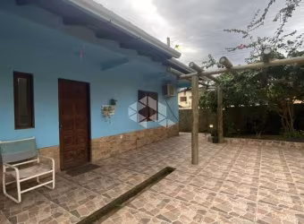 CASA DOIS DORMITÓRIOS EM VIAMÃO.
