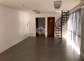 Sala duplex com 60 metros, vaga de garagem no bairro São João.