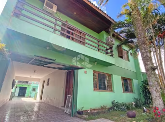 casa no bairro Jardim Itu em Porto Alegre 5 dormitórios e pátio com piscina