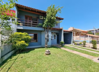 Bela casa semimobiliada, 3 dormitórios, sendo uma suíte, lavabo, garagem coberta para 2 veículos, amplo pátio.