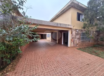 Sobrado espaçoso com 3 quartos e área gourmet à venda ou aluguel  Jd Guaembu