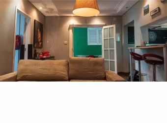 Espaçosa casa térrea próxima ao metrô Santa Cruz. Localização privilegiada.