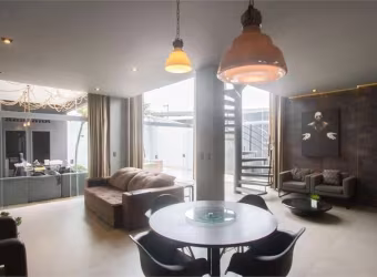 Casa à venda com 300m², 3 quartos e 2 vagas, toda reformada no Brooklin.