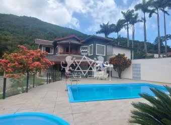 Chácara à venda com 04 casas,  sendo uma casa sede, piscinas , quiosque, área gourmet, localizada n