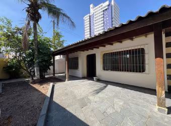 Casa à venda em Aviação, Praia Grande-SP: 2 dormitórios, 1 suíte, 1 sala, 3 banheiros, 2 vagas de garagem, 94m². Imperdível!