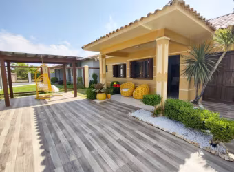 Bela casa com piscina, no Centro de Imbé!