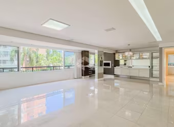 Apartamento três quartos no Jardim Europa