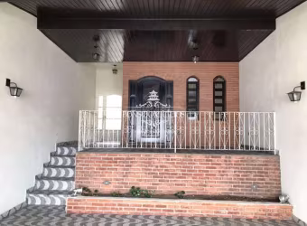 Casa a venda no Centro de Cotia - 240m² - 04 Dormitórios e Área Gourmet - Jardim Leonor