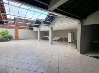 Casa para venda possui 232 metros quadrados com 3 quartos em Canto do Forte - Praia Grande - SP