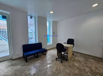 Sobrado Comercial 380m², 10 salas, 06 banheiros e 01 vaga de garagem.  Excelente localização entre as Ruas Potenji, Pageú e Praça Benjamin Reginato;