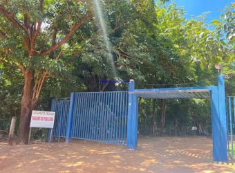 Rancho 585m²  04 dormitórios, 05 banheiros e 05 vagas de garagem, piscina e churrasqueira.  Condomínio com portaria.  Excelente localização entre as