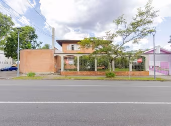 Casa de esquina com 4 quartos no Mercês em Curitiba