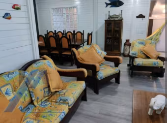 Ubatuba, Toninhas - Casa mobiliada com 05 dormitórios, sendo 03 suítes.