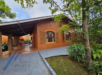 Ubatuba, Lazaro - Casa ampla, bem localizada, com 03 dormitórios, à 400 metros do mar.