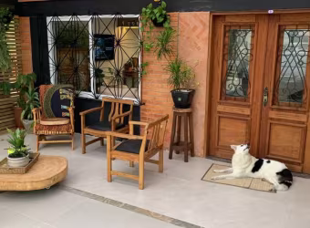Casa a venda na região da plataforma, a 3 quadras do mar.