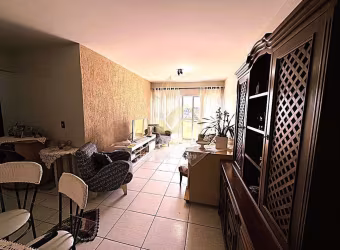 Apartamento com 102 m2, sala dois ambientes, 3 quartos e sacada no centro.