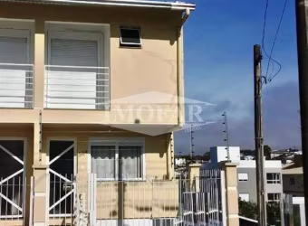 Sobrado Triplex, com 02 dormitórios (sendo 02 suítes), sala e cozinha em conceito aberto, churrasqueira, lavabo, área de serviço e garagem para 02 veículos.  Espera para lareira. Cerca elétrica e alar
