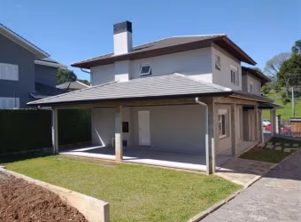 Excelente residência nova com 03 dormitórios (sendo 01 suíte), sala para 02 ambientes, cozinha, área de serviço, banheiro social, pátio, garagem para 01 carro e estacionamento frontal para 02 carros. 