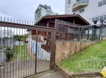 Casa mista, alvenaria e madeira, com 05 dormitórios, 03 salas, 03 cozinhas, 03 banheiros sociais, estacionamento e porão.  São três casas com entradas individuais.  Não pode ser financiada.  Área tota