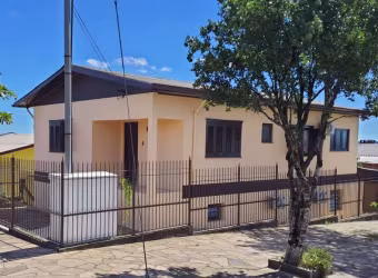 Casa de esquina com quatro quartos, um com suíte,  sala de estar e banheiro social.
Térreo com sala de estar e jantar, cozinha com churrasqueira, área de serviço, banheiro, um dormitórios, despensa, g
