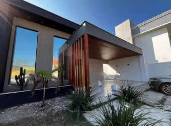 Ótima Casa, com Piscina, em Cond. Residencial Alto padrão