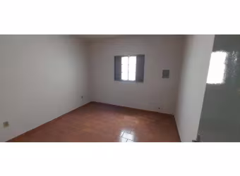 Casa com 2 quartos para alugar no Santa Mônica, Uberlândia  por R$ 900